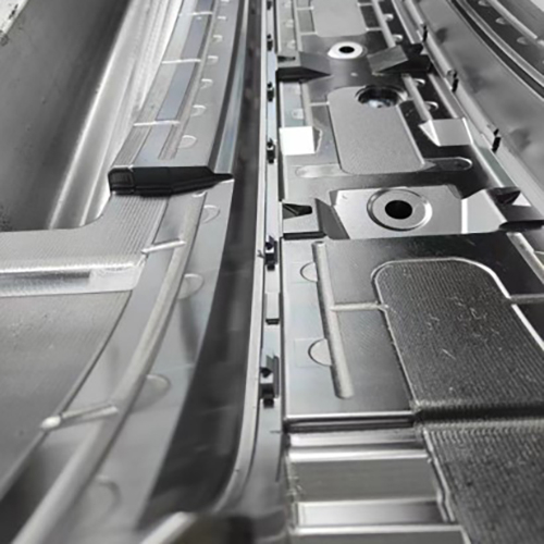 Moldes innovadores para la fabricaci&oacute;n de molduras para autom&oacute;viles de m&aacute;s de 2 metros